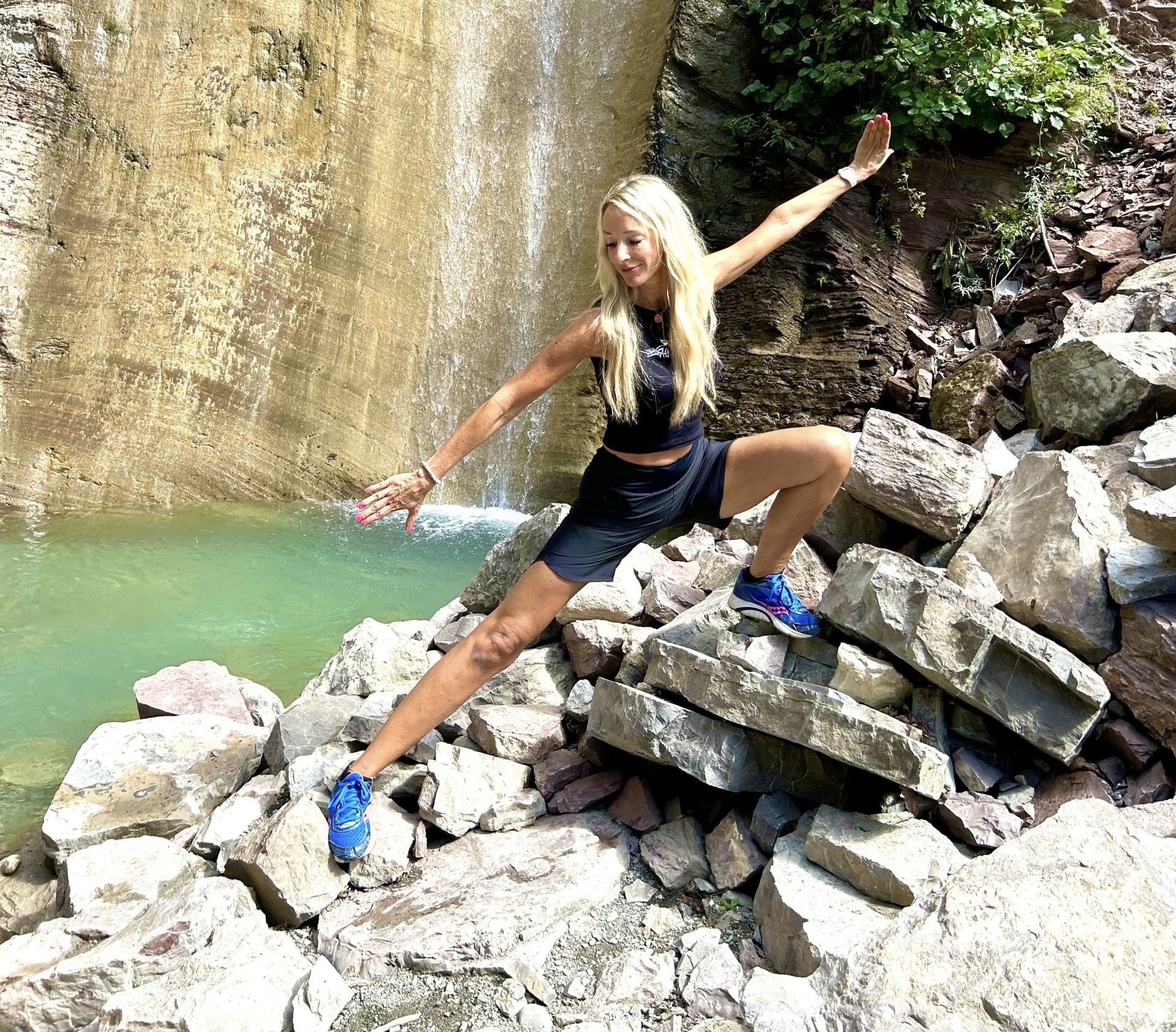 Wasserfall-Gelassenheit: Wanderungen, Qi Gong und Tai Chi in üppiger Natur.